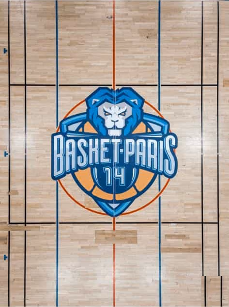 Vista cenital de un vinilo de círculo central en el parquet de una cancha de baloncesto